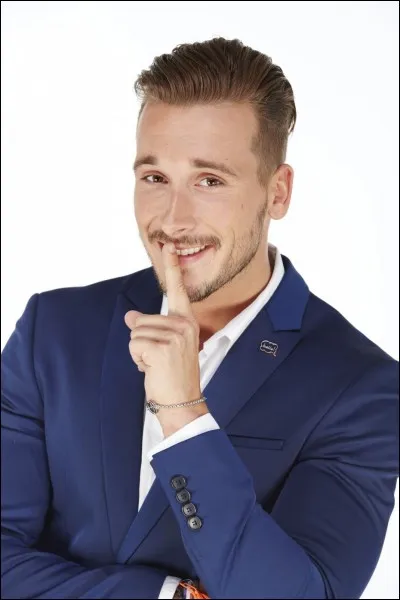 Qui a sauté dans les bras de Julien dès qu'il a gagné ?