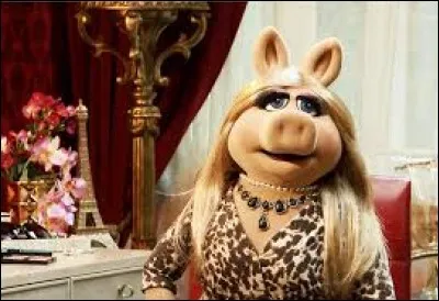 Dans "Le Muppet Show", de quel personnage est éprise Miss Piggy ?