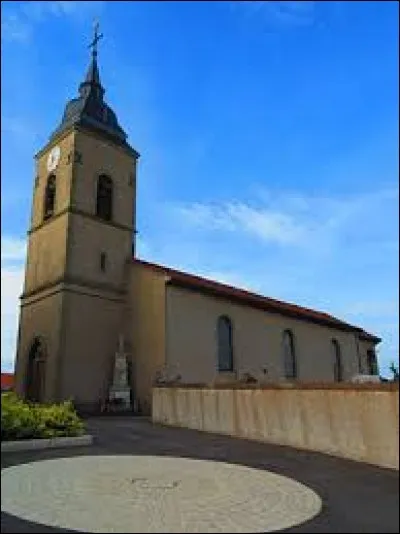 Voici l'église Notre-Dame-de-la-Nativité d'Azoudange. Village Mosellan, dans le parc naturel régional de Lorraine, il se situe dans la nouvelle région ...