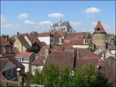 Je vous propose de partir à la découverte de Saint-Florentin. Ville de l'arrondissement d'Auxerre, elle se situe dans le département bourguignon...