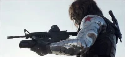 Qui a un bras métallique ?