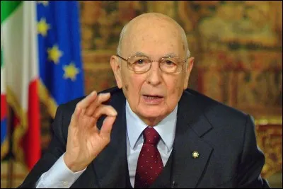 En Italie, le Président de la République, réélu en 2013 pour un second mandat, avait alors 87 ans. Il a ensuite démissionné en cours de mandat en 2015. Quel est son nom ?