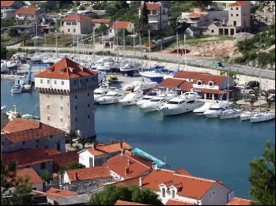 Marina est aussi un charmant petit village de Dalmatie, non loin de la ville de Split. Dans quel pays peut-on le visiter ?