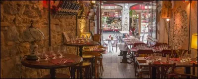 Un bouchon est un petit restaurant typique de la région de :