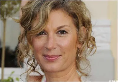 Avec quel humoriste Michèle Laroque débarque-t-elle au théâtre dans des pièces intitulées "Ils s'aiment", "Ils se sont aimés" et "Ils se re-aiment" ?