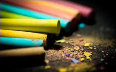 Elle peut descendre ou bien s'élever 
Et au fil des ans elle peut changer
Pour elle, des cordes sont utilisées
Et la peur peut nous en priver.
Qui est-elle ?