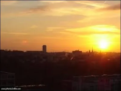 Petit le matin, invisible le soir.
A midi il est plein,
Et naître c'est le voir.
Qui est-il ?