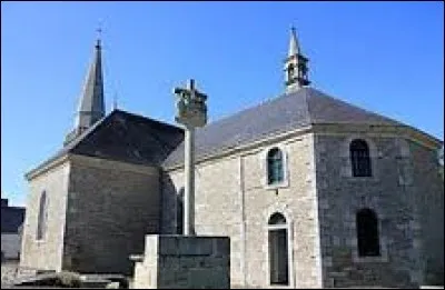 Voici l'église Saint-Arnould de Saint-Allouestre. Commune Morbihannaise, elle se trouve en région ...