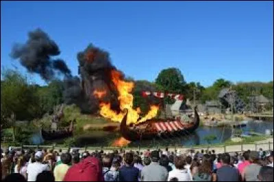 Sur quelle commune de Vendée est situé le parc à thèmes du Puy du Fou ?