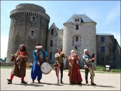 Quelle est cette forteresse médiévale du quatorzième, qui fut dotée d'un donjon de 28 mètres, où des animations journalières en juillet-août vous permettent de remonter le temps, je suis :