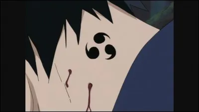 Regardez cette image, d'où vient cette marque sur le cou de Sasuke ?