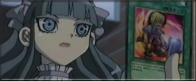 Cette poupée effrayante est une duelliste qui s'appelle Alice et elle utilise des cartes qui font référence au roman. C'est dans un épisode de :