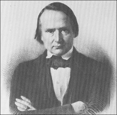 Dans ses "lettres à Adèle", d'août 1837, Victor Hugo décrit une ville belge. "Figure-toi une énorme cafetière flanquée au-dessous du ventre de quatre théières moins grosses. Ce serait laid si ce n'était grand. La grandeur sauve." Quelle est cette ville ?