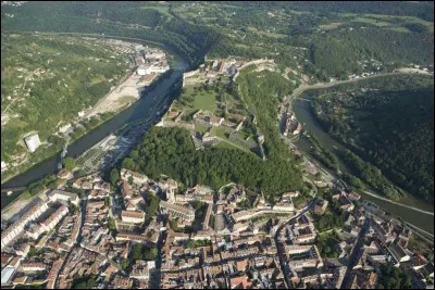 " La hauteur des murs, la profondeur des fossés, l'air terrible des canons, l'avaient occupé pendant plusieurs heures, lorsqu'il passa devant le grand café sûr le boulevard. Il resta immobile d'admiration ; il avait beau lire le mot café, écrit en gros caractères au-dessus des deux immenses portes, il ne pouvait en croire ses yeux". Quel écrivain décrit ainsi Besançon ?