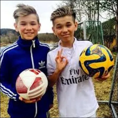 Dans quelle ville jouent-ils au foot ?