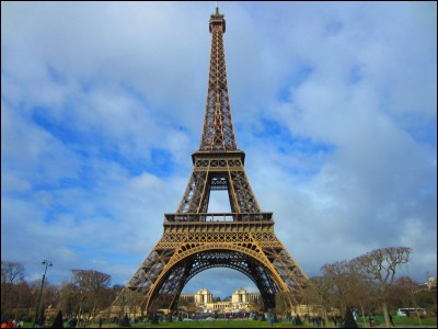 La tour Eiffel a 9978 marches.