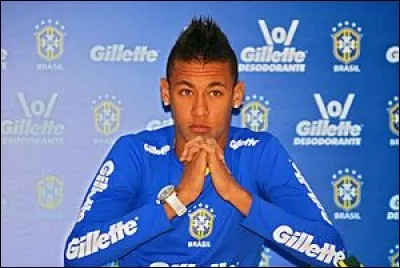Neymar porte le numéro 10 avec le Brésil.