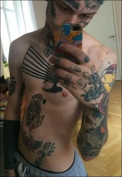 Tim a-t-il des tatouages ?