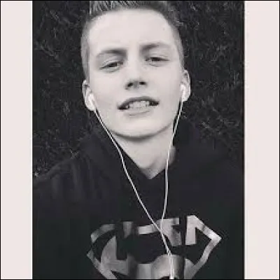 Il a une boucle d'oreille sur...