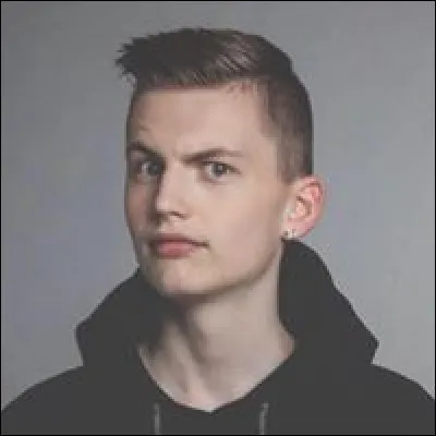 A-t-il Facebook, Instagram, Snaphat et Twitter ?