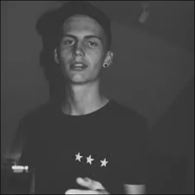 Tim porte-t-il un bracelet ?