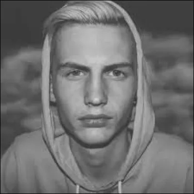 Dans un vidéo, Tim se teint les cheveux. En quelle couleur ?