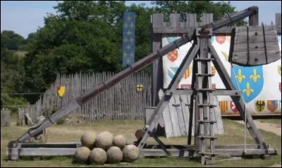 Durant les guerres médiévales, les assaillants se trouvaient confrontés au problème des chateaux-forts, derrière les murs desquels les assaillis pouvaient résister de longs mois, l'imagination humaine étant sans limites, surtout lorsqu'il s'agit de s'entretuer, un nouvel engin de guerre apparut !