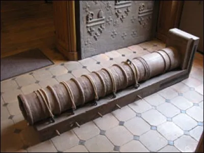 De là à arriver à cet engin, encore plus puissant, et capable de démolir encore plus efficacement les murailles, il n'y avait qu'un pas, qui fut vite franchi !