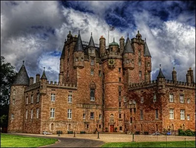 Le château de Glamis, serait, semble-t-il, le château le plus hantés d'Écosse. D'histoire en légendes, combien de fantômes ont-ils été répertoriés dans ce bâtiment ?