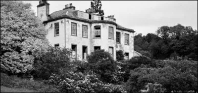 Dans le manoir de Ballechin, en Écosse, des odeurs de chien, des bruits étranges, des coups, des grattements, des détonations, des voix se disputant se font entendre. C'est le Major Stewart, revenu des Indes, qui y a résidé. Il croyait fermement à la transmigration des âmes et voulait renaître dans la peau de son chien favori : un épagneul. De quelle couleur était-il ?