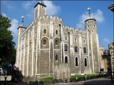 La tour de Londres, construite au XIe siècle, comporte des lieux hantés. L'un des premiers fantômes est le chancelier Thomas Becket qui y fut aperçu 71 ans après son meurtre en 1170. Quel roi d'Angleterre ordonna cet assassinat ?