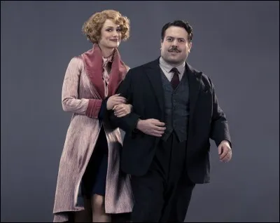 Que sert Queenie Goldstein aux deux hommes chez elle ?