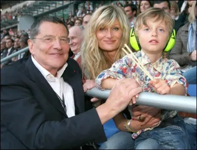 Qui est le compagnon d'Isabelle, fille du producteur Jean-Claude Camus et productrice de la série "Un gars, une fille" ?