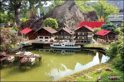 D - Le premier parc Legoland, ouvert en 1968, est situé au "Danemark".