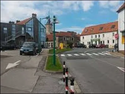Nous traversons la commune de La Capelle-lès-Boulogne. Village Pas-de-Calaisien du Boulonnais, dans le parc naturel régional des Caps et Marais d'Opale, il se situe en région ...