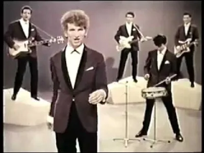"Tu n'es plus une enfant ... chaque nuit tu attends en rêvant", chantait Eddy Mitchell avec les Chaussettes noires en 1961. Quel et le titre de la chanson ?