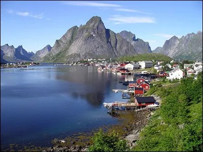 « Reine » est un port de pêche du sud-ouest de la localité de « Moskenes » dans les « Îles Lofoten ». Dans quel pays se trouve-t-on ?