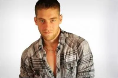 Qui a été la partenaire de Yann-Alrick Mortreuil en saison 4 ?