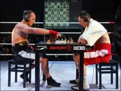 Quel jeu est pratiqué avec la boxe anglaise dans le chessboxing ?