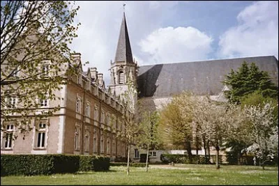 L'abbaye de Ligugé (Vienne) est un le plus ancien monastère connu de l'Occident. Par quel saint très connu fut-elle créée en 361 ?