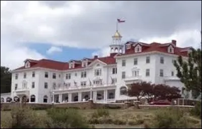 De quel hôtel Jack Torrance est-il le gardien dans le roman de Stephen King "Shining" ?