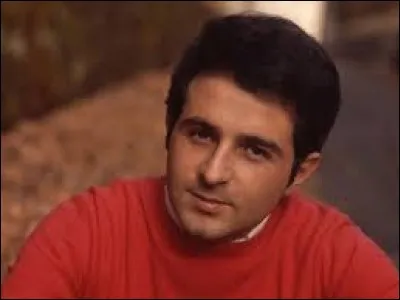 A quel chanteur français doit-on les tubes "J'entends siffler le train" et "Amoureux de ma femme" ?