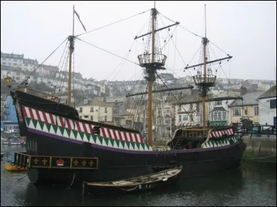 D'abord appelé "Pelican" à son départ d'Angleterre, puis Golden Hind, ce navire réalise une circumnavigation de 1577 à 1580. Celui qui dirige l'expédition est fait chevalier par la reine. De qui s'agit-il ?