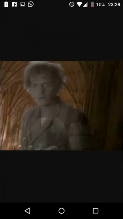 Harry n'est pas le seul à observer tout le monde. En effet, un certain esprit frappeur ne se prive pas de jouer des tours aux sorciers. Caché dans un coin du château, quel est le nom de ce fourbe personnage ? (2)