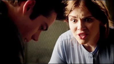 Stiles fait une crise de panique. Qu'est-ce que Lydia fait pour le calmer ?