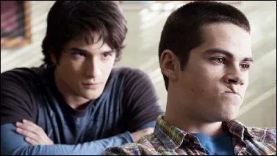 Scott prétend avoir été mordu par un loup dans la nuit. Qu'est-ce qui rend cette affirmation impossible ?