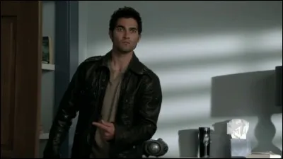 Pourquoi Derek est-il considéré comme suspect/fugitif ?