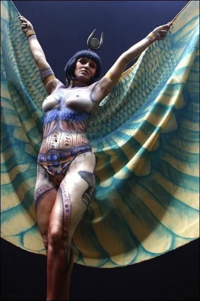 Grande magicienne, la légende en fait l'épouse primordiale d'Osiris. Qui est-elle ?