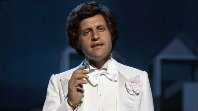 Mais que fait Joe Dassin avec un bouquet d'églantines en train de siffler là-haut sur la colline ?