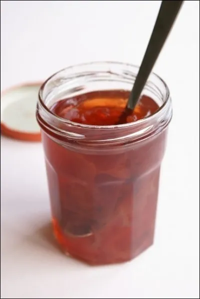 De quelle partie de l'églantine se sert-on pour faire cette gelée d'églantine ?